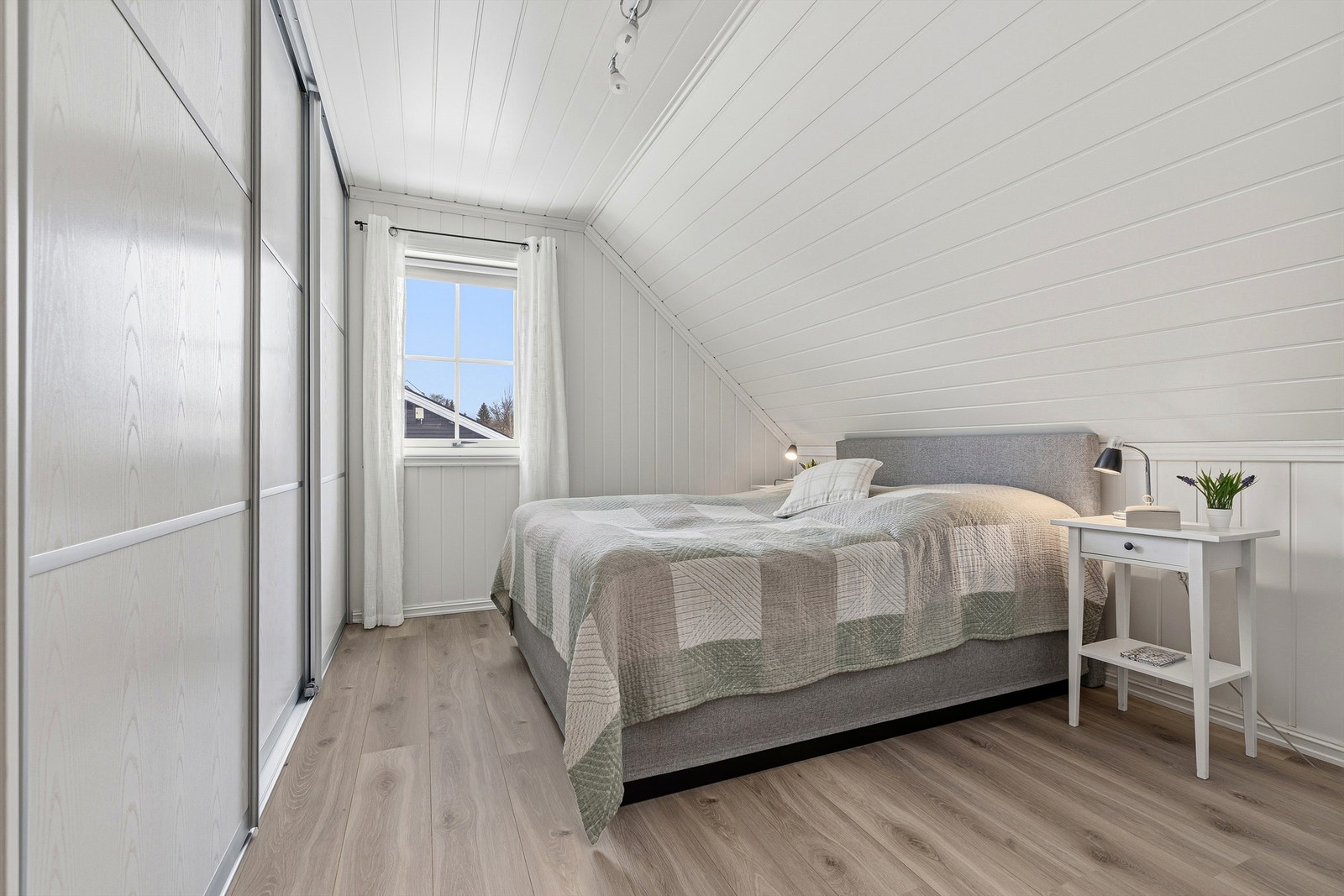 Hovedsoverommet har en stor skyvedørsgarderobe med plass til sesongenes klesbehov Galleribilde