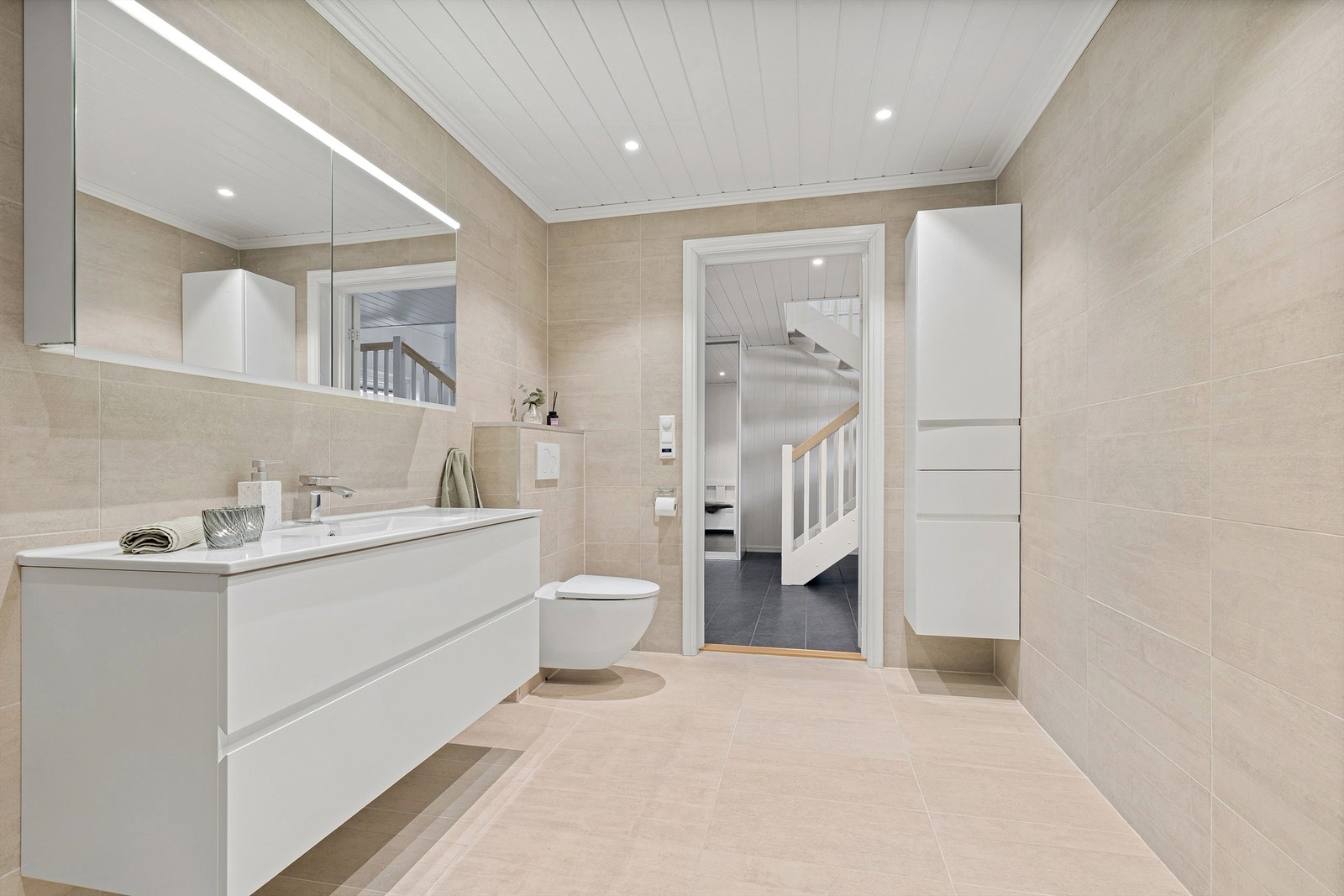 Bad/wc i 1 etg. med god størrelse og moderne utstyr Galleribilde