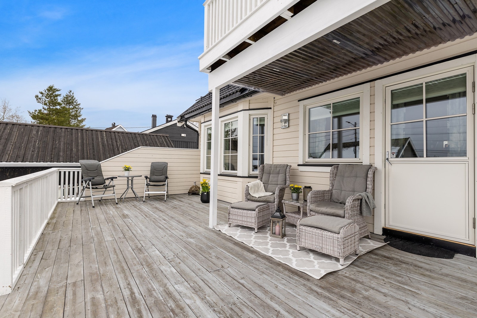 Svært romslig terrasse med plass til hele grillselskapet, terrassen er på hele 45 kvm! Galleribilde