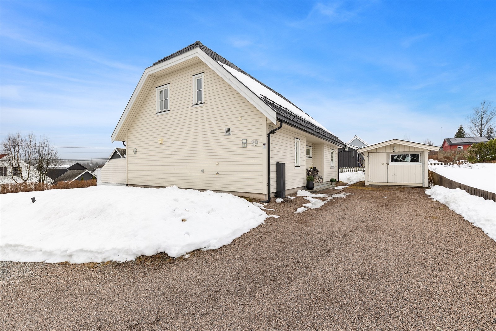 På nordvest siden av huset ligger den praktisk bod med god plass. Boligen har montert snøfangere over inngangssiden for sikkerhet mot takras Galleribilde