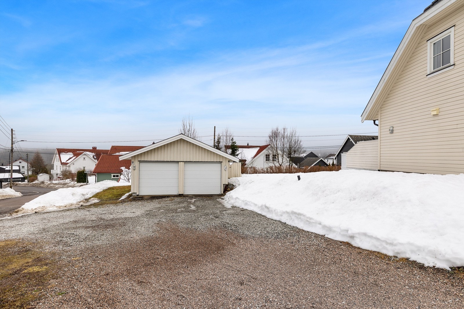 Romslig innkjøring til eiendommen Galleribilde