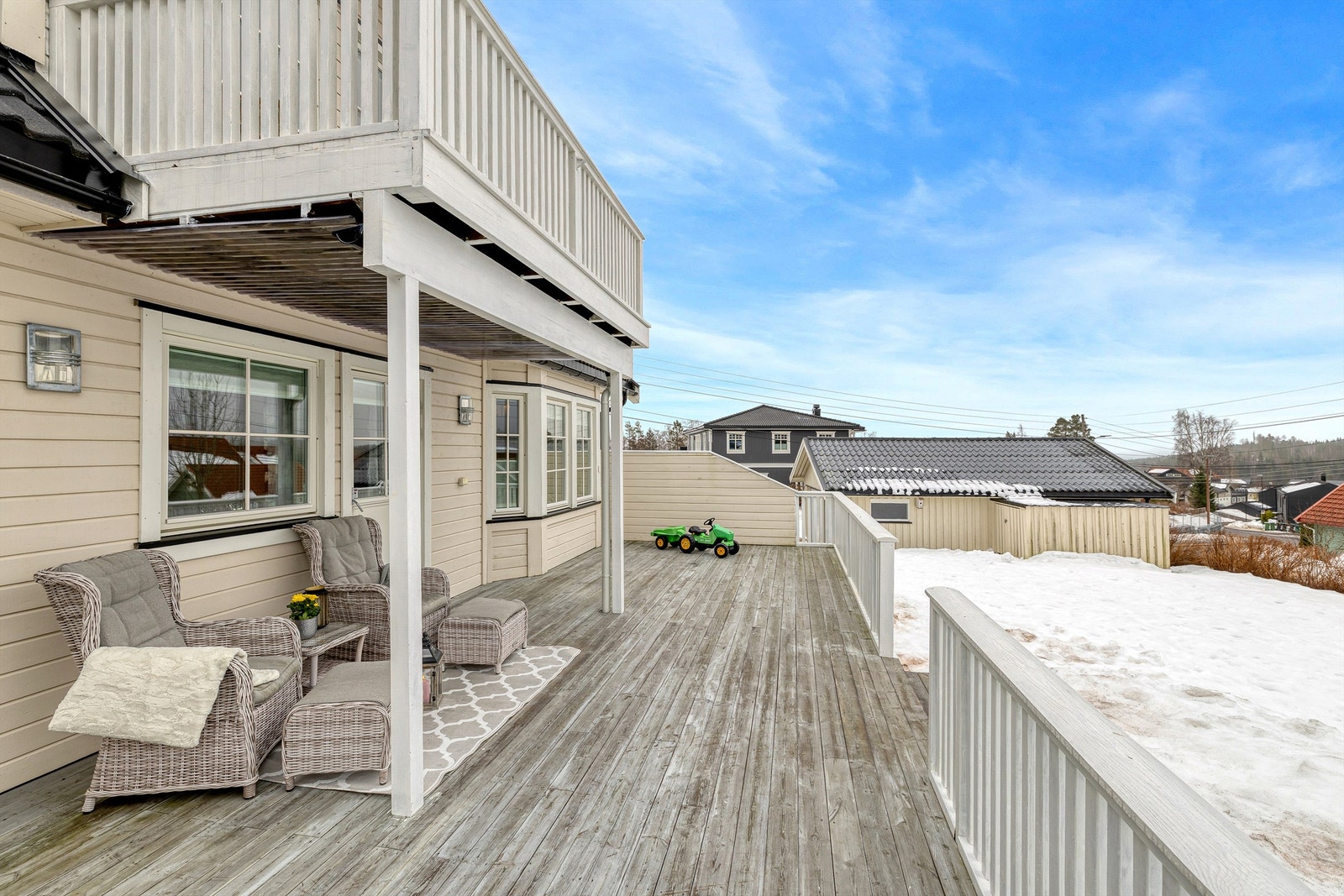 Terrassen har meget fine solforhold og er en koselig plass for både liten og stor når sola varmer Galleribilde