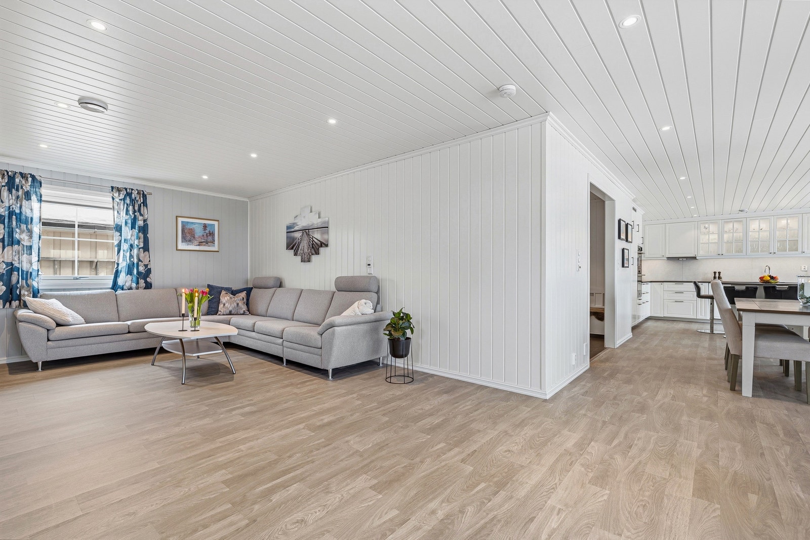 Hovedstue med fin plass til både sofakrok, spisestueplass og sittegruppe. Praktisk med åpen løsning mot kjøkken Galleribilde