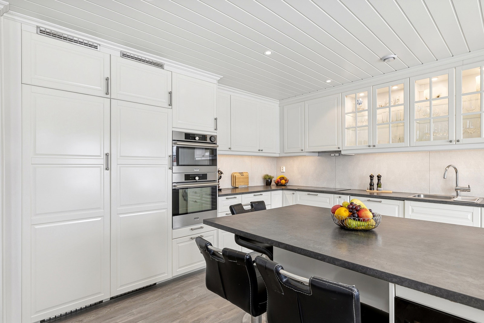 Kjøkkenet har romslig kjøleskap og fryseskap, komfyr og micro, samt oppvaskmaskin og vinskap integrert i innredningen Galleribilde