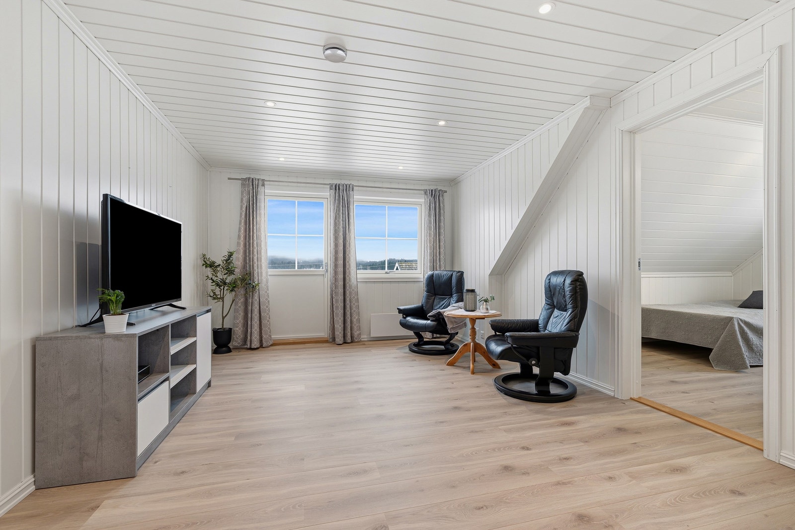 Romslig loftsstue med utgang til balkong med fin utsikt og eiendommens beste solforhold Galleribilde