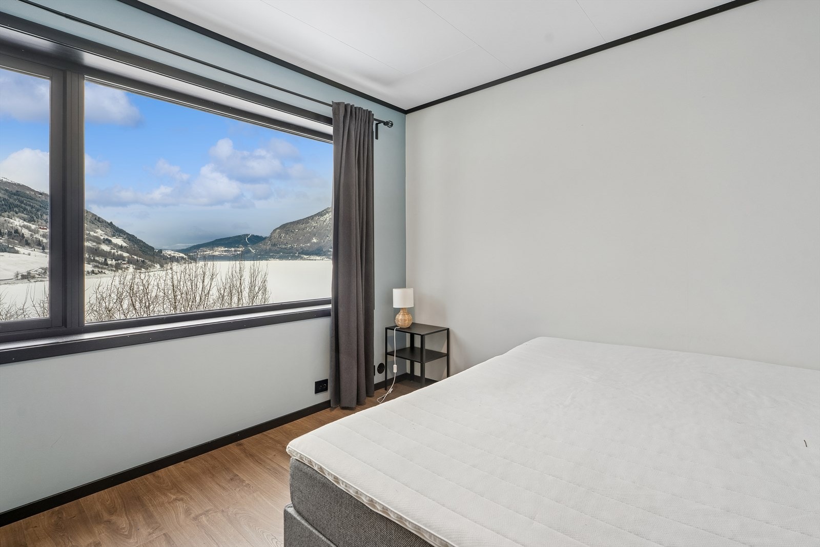 Bustaden har til saman fire soverom, tre av dei ligg ligg fint samla i underetasjen. Galleribilde