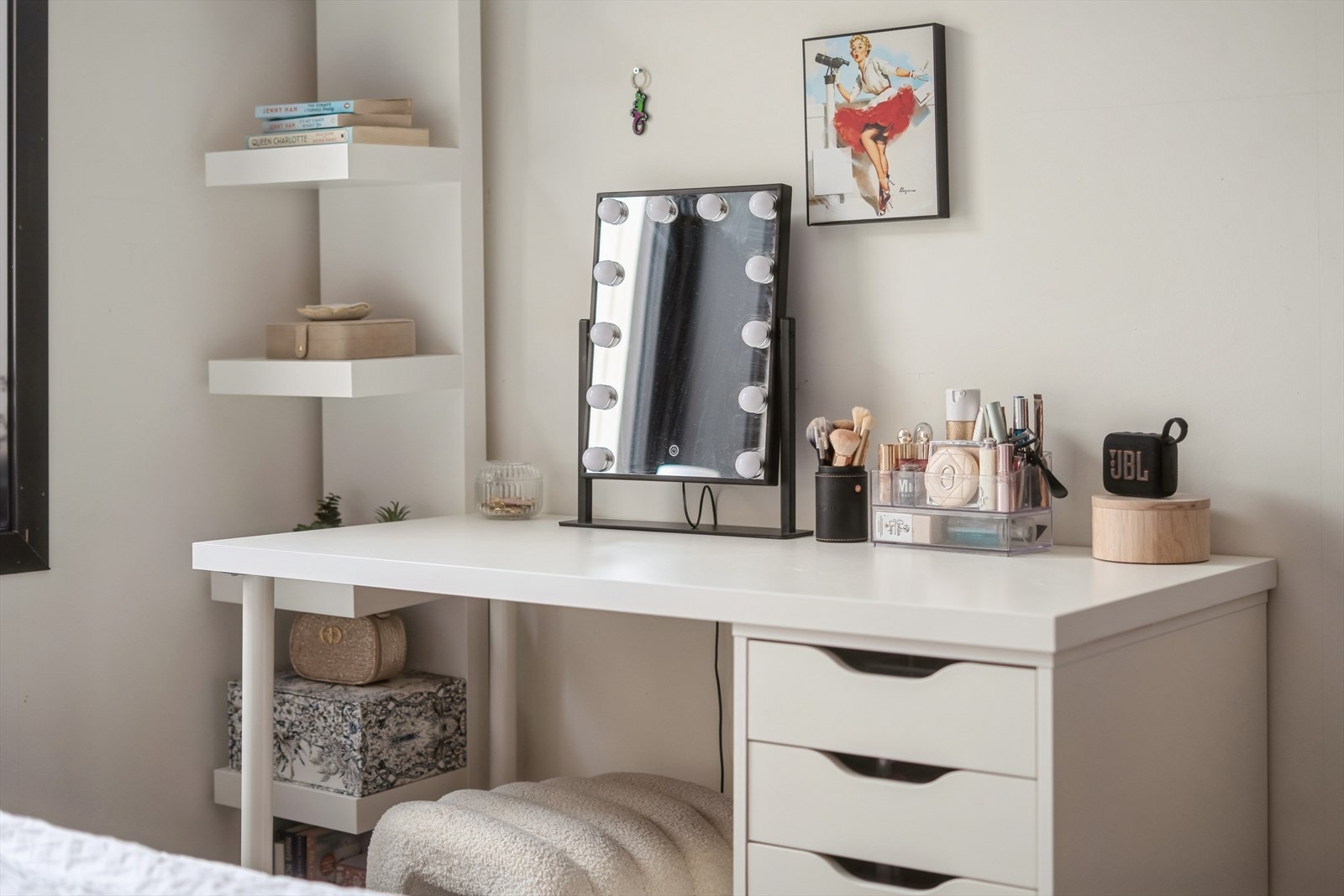 Ein fin plass for morgonrutinar - skrivepulten fungerer også som sminkebord. Galleribilde