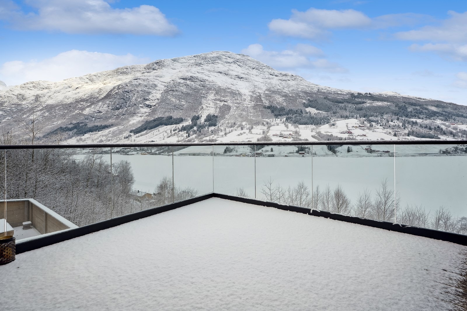 Med glasrekkverk får ein eit minimalistisk og stilig uttrykk, samtidig som det sikrar utsyn over den vakre utsikta frå heile terrassen. Galleribilde
