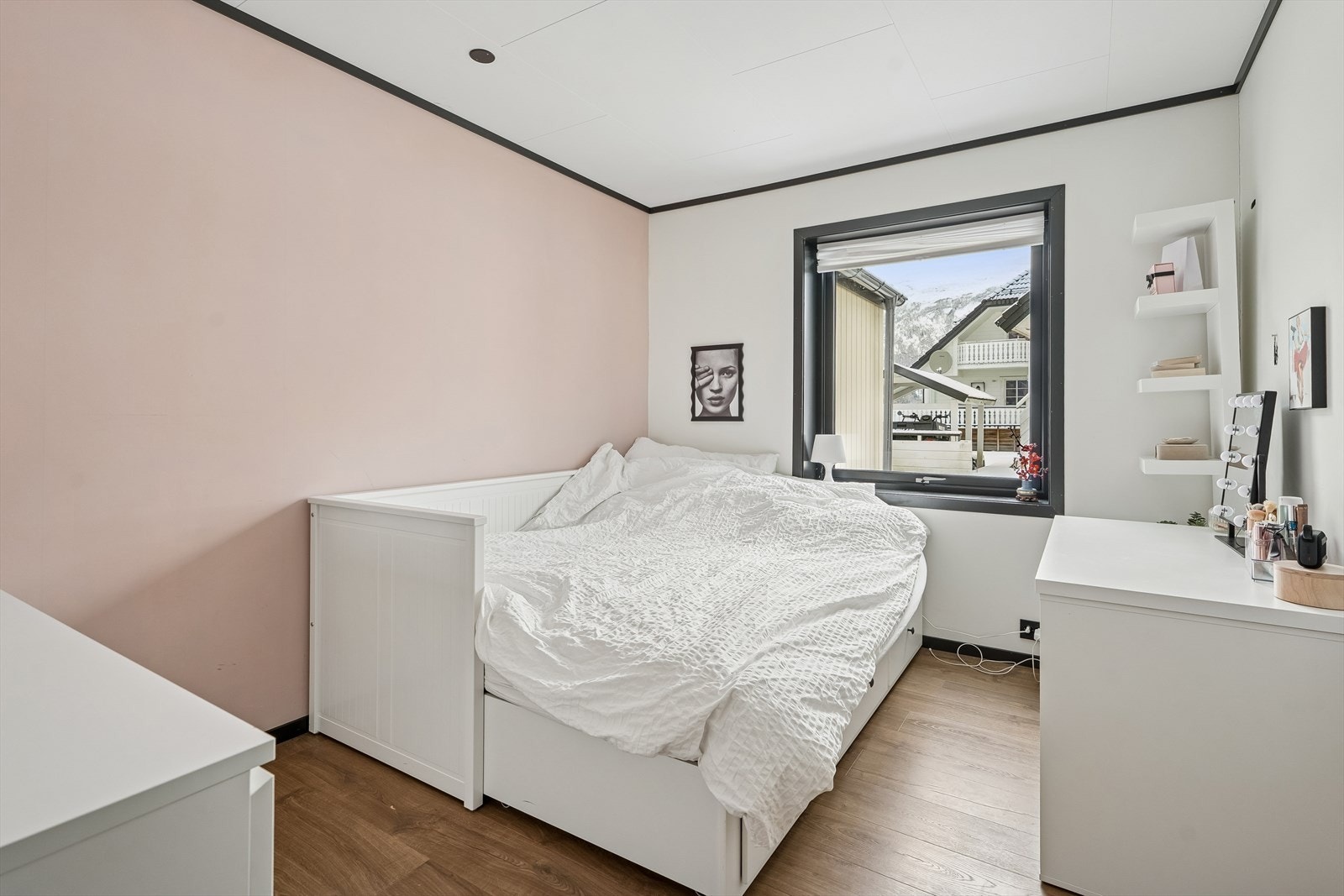 Eit sjarmerande barnerom med rom for både leik og læring, samt ei god natts søvn. Galleribilde