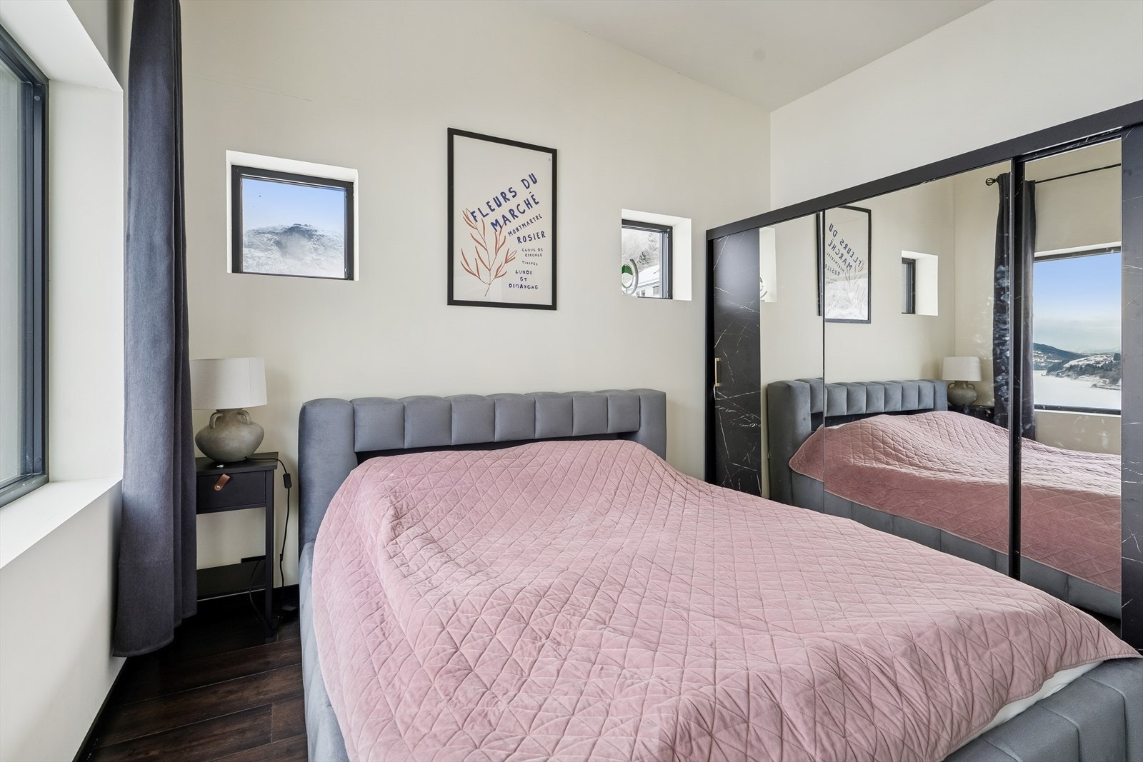 Stor skyvedørsgarderobe gjev godt med oppbevaringsplass til kle og sko. Galleribilde