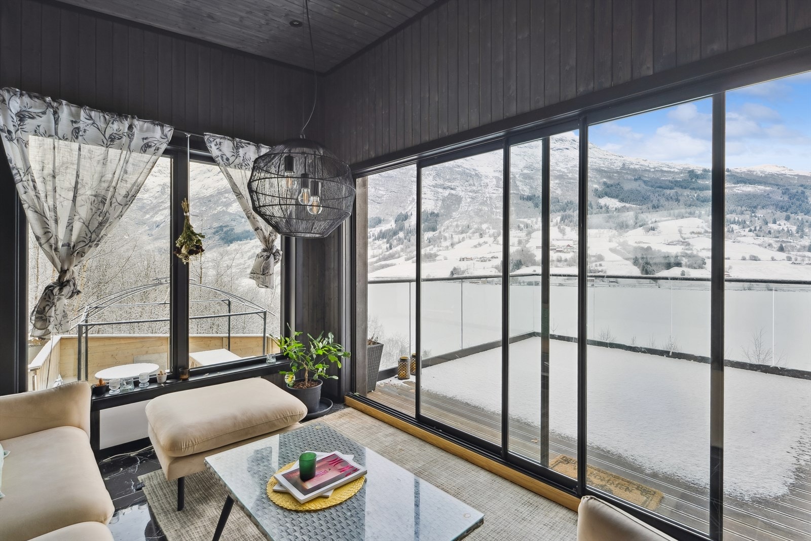 Her er det lett å drøyme seg vekk og nyte solrike sommardagar til det fulle, omkransa av nydeleg natur, høge fjell og djupe fjordar. Galleribilde