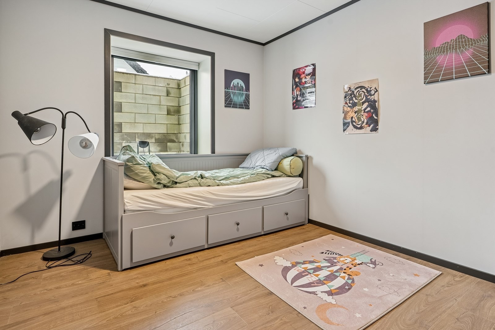 Eit lyst og triveleg barnerom, gjesterom eller kontor - her kan ein innreie etter behov og ynskje. Galleribilde