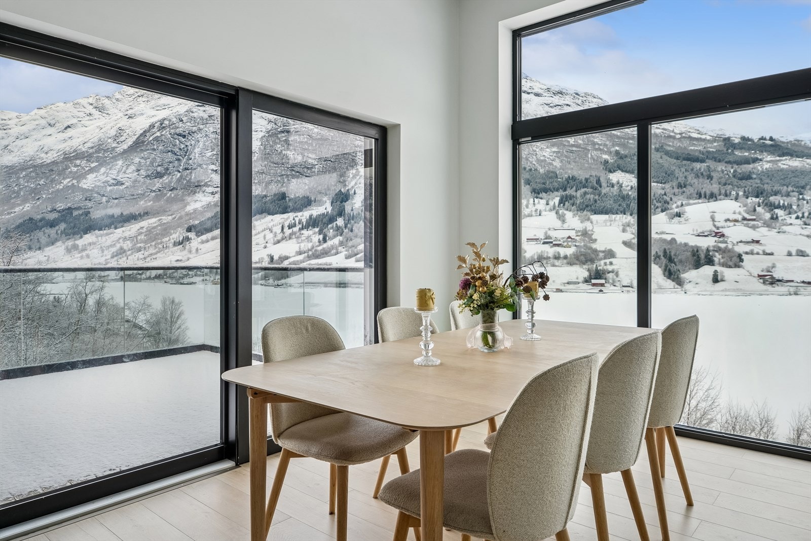 Spisebordet finn si naturlege plassering mellom stove og kjøkken, i ei sosial og triveleg løysing. Galleribilde