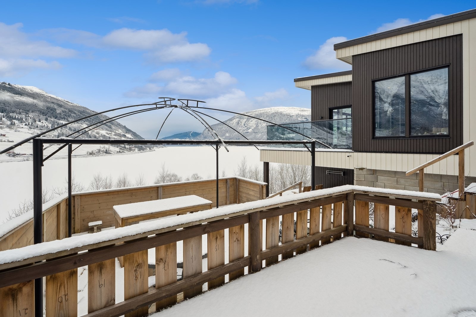 Tomta er sørvendt, med ein solrik uteplass beståande av markterrasse med vidare tilkomst til tunområde. Galleribilde