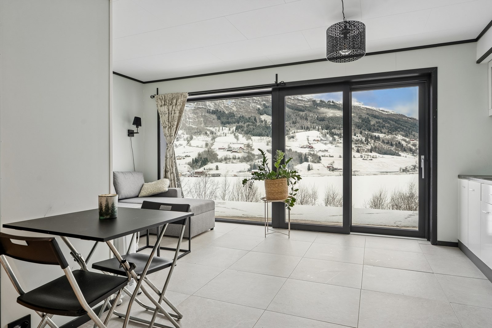 Olden er kjend for vestlandsnatur med nærleik til både fjord, fjell og breområde, og byr på gode moglegheiter for naturopplevingar året rundt - eit perfekt turistmål! Galleribilde