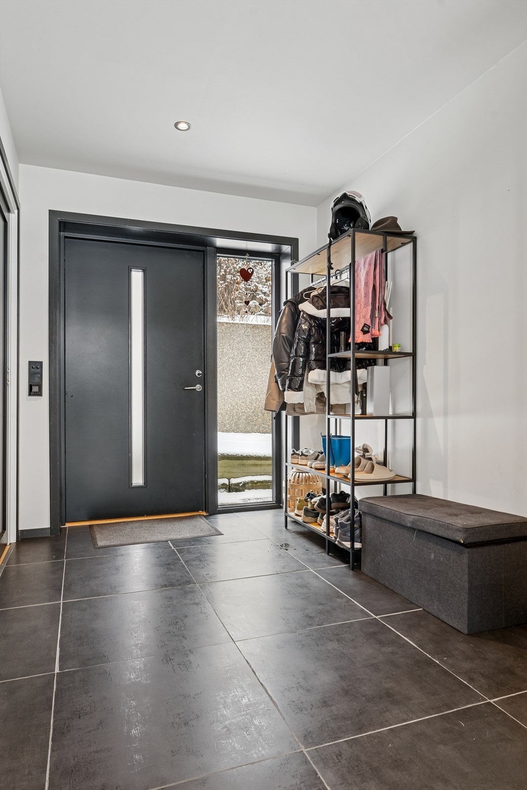 Entrèen er lys og innbydande, med god plass til ytterkle. Eit fint fyrsteinntrykk av bustaden. Galleribilde