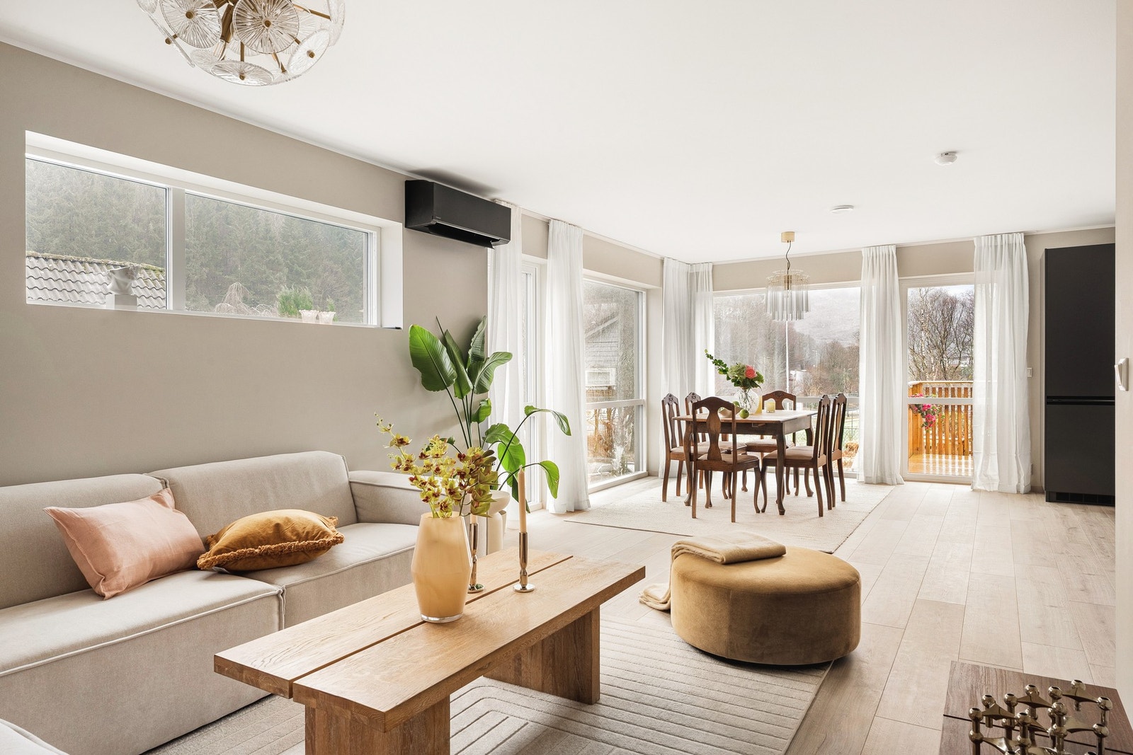 Varmepumpen varmer opp hele boligen og ble installert i 2025. Galleribilde