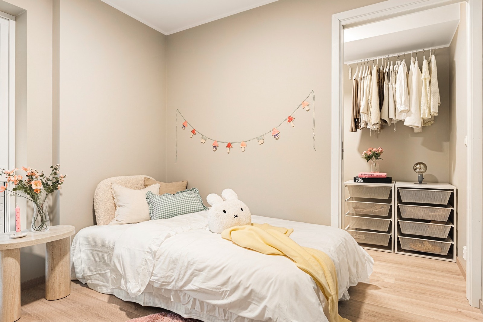 Fra soverommet er det adkomst til boligens andre garderobe. Galleribilde