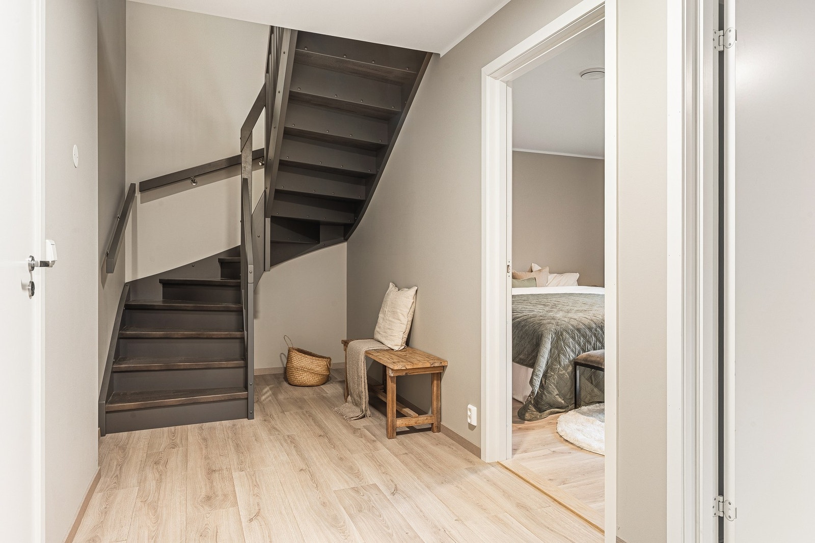 Her får du en gang med god plass til ekstra ønsket innredning. Kanskje du trenger mer oppbevaringsplass, eller en kontorpult? Galleribilde