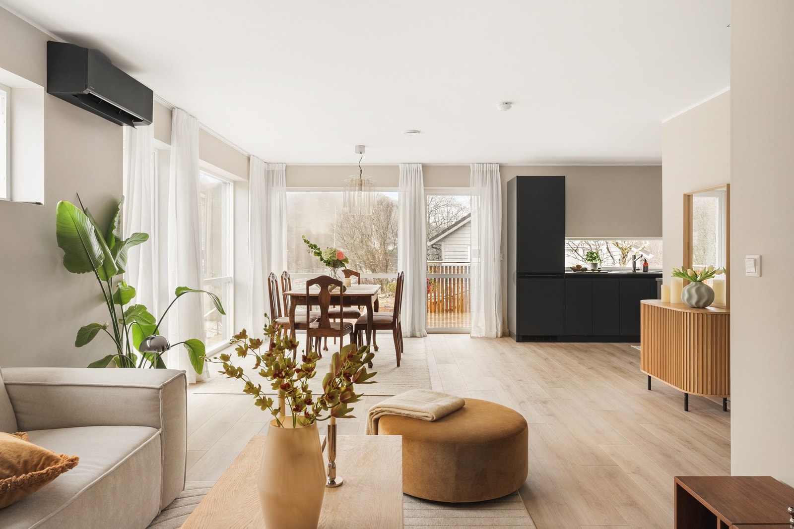 Et stort og luftig rom med fantastiske vindusflater fra gulv til tak. Her får du virkelig naturen og alle årstider inn i hjemmet ditt! Galleribilde