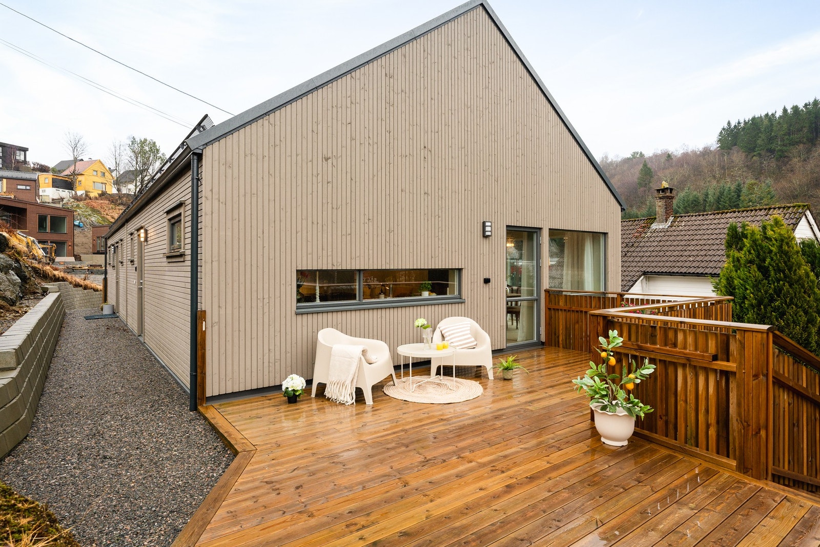 Inngangsdøren ligger på baksiden av huset. Boligens uteplass har fantastiske solforhold året rundt! Galleribilde