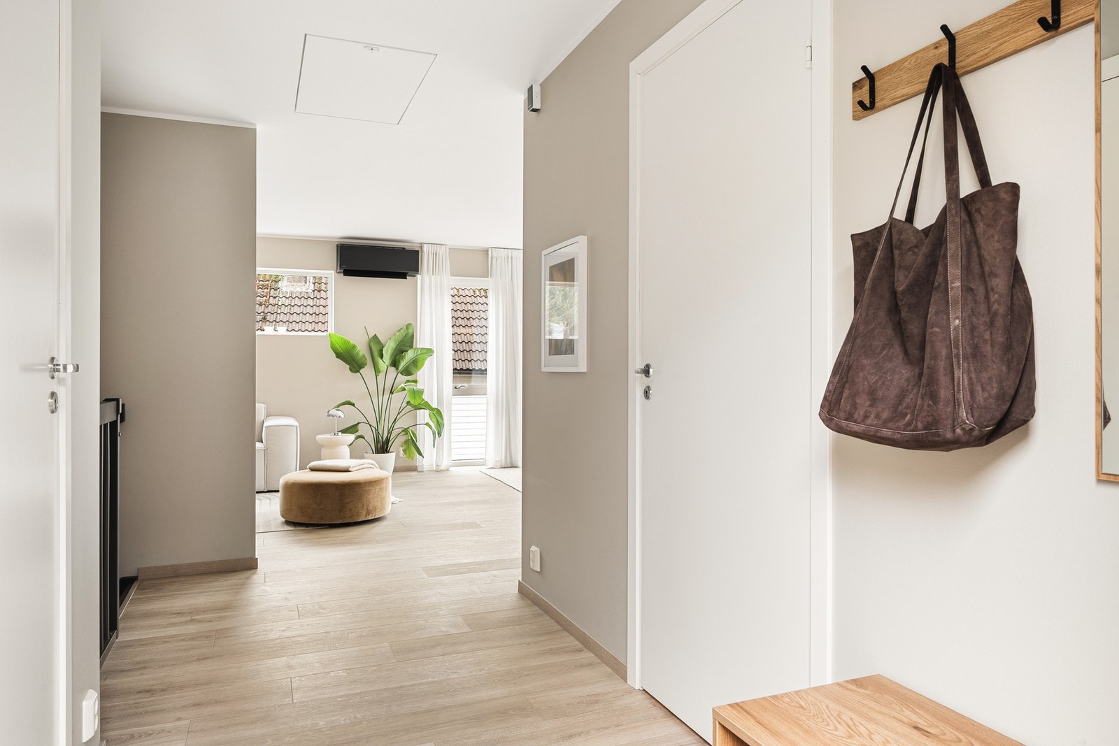 I entréen er det også luke til loftstrappen hvor et stort loft med god takhøyde går over hele etasjen. Selger har brukt dette som ekstra oppbevaringsplass. Galleribilde