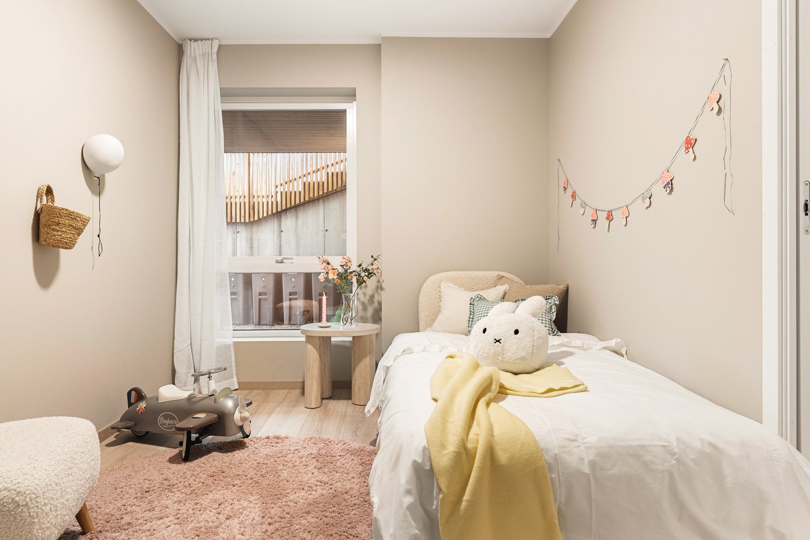 Soverom 3 måler 6,9 kvm og passer perfekt som kontor, barnerom eller gjesterom. Galleribilde