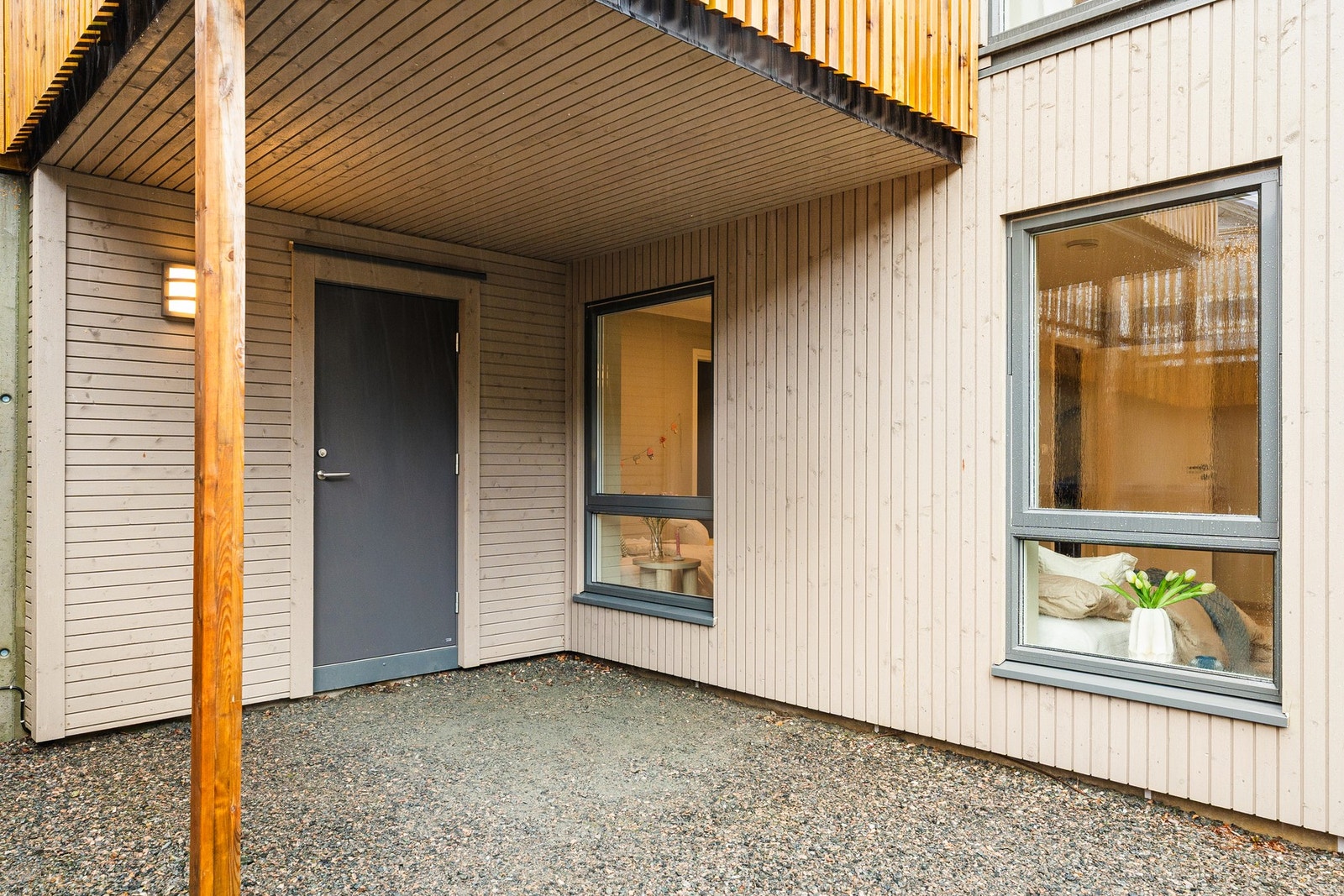 Boligen har også en overbygd bod på 5 kvm med god plass til oppbevaring av sykler og hageredskaper. Under tak har selger oppbevart motorsykkel og scooter. Galleribilde