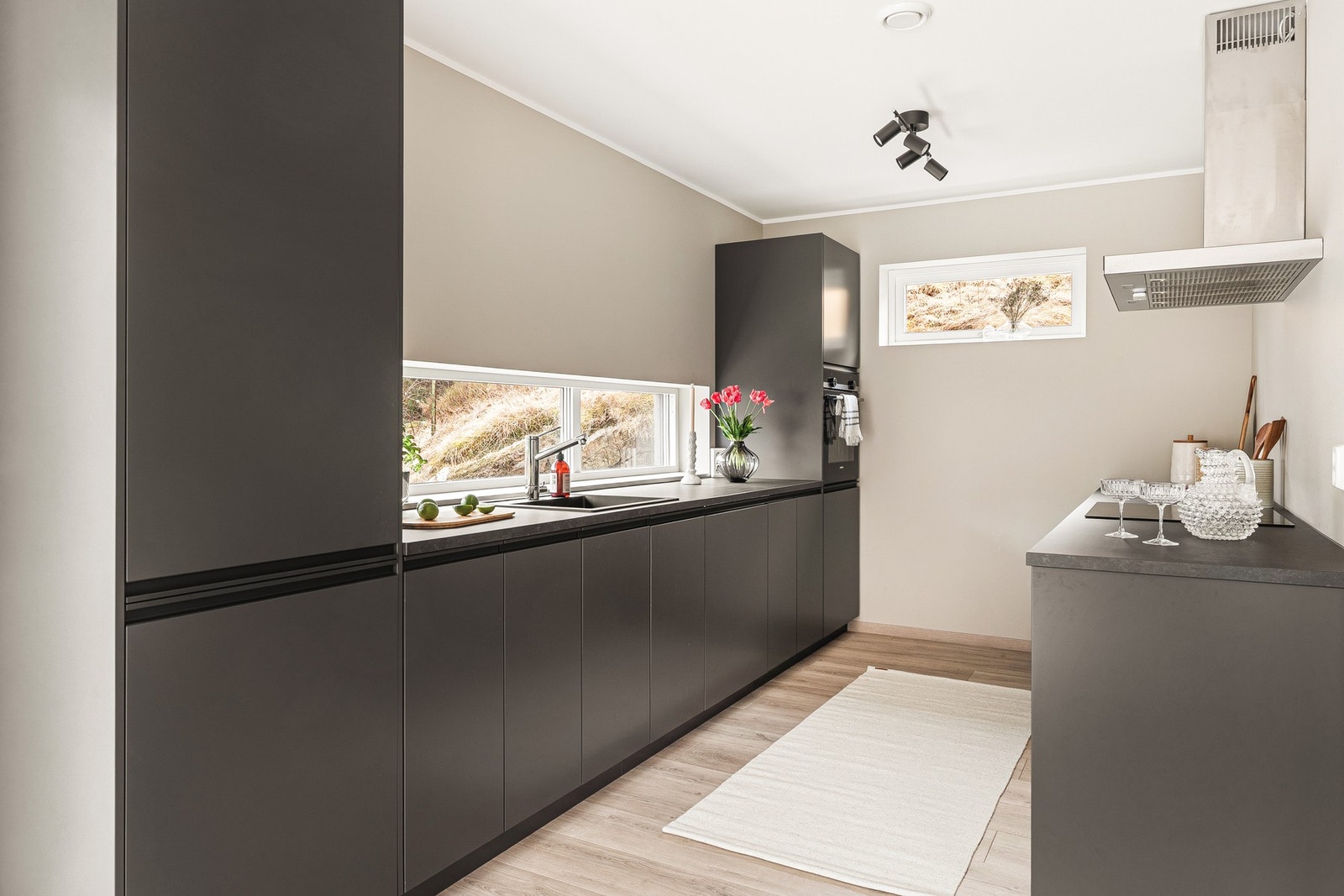 Selger har satt stor pris på det stilige vinduet som går langs hele kjøkkenet. Her får du inn mye naturlig lys og kjøkkenet fremstår som lyst og behagelig. Galleribilde