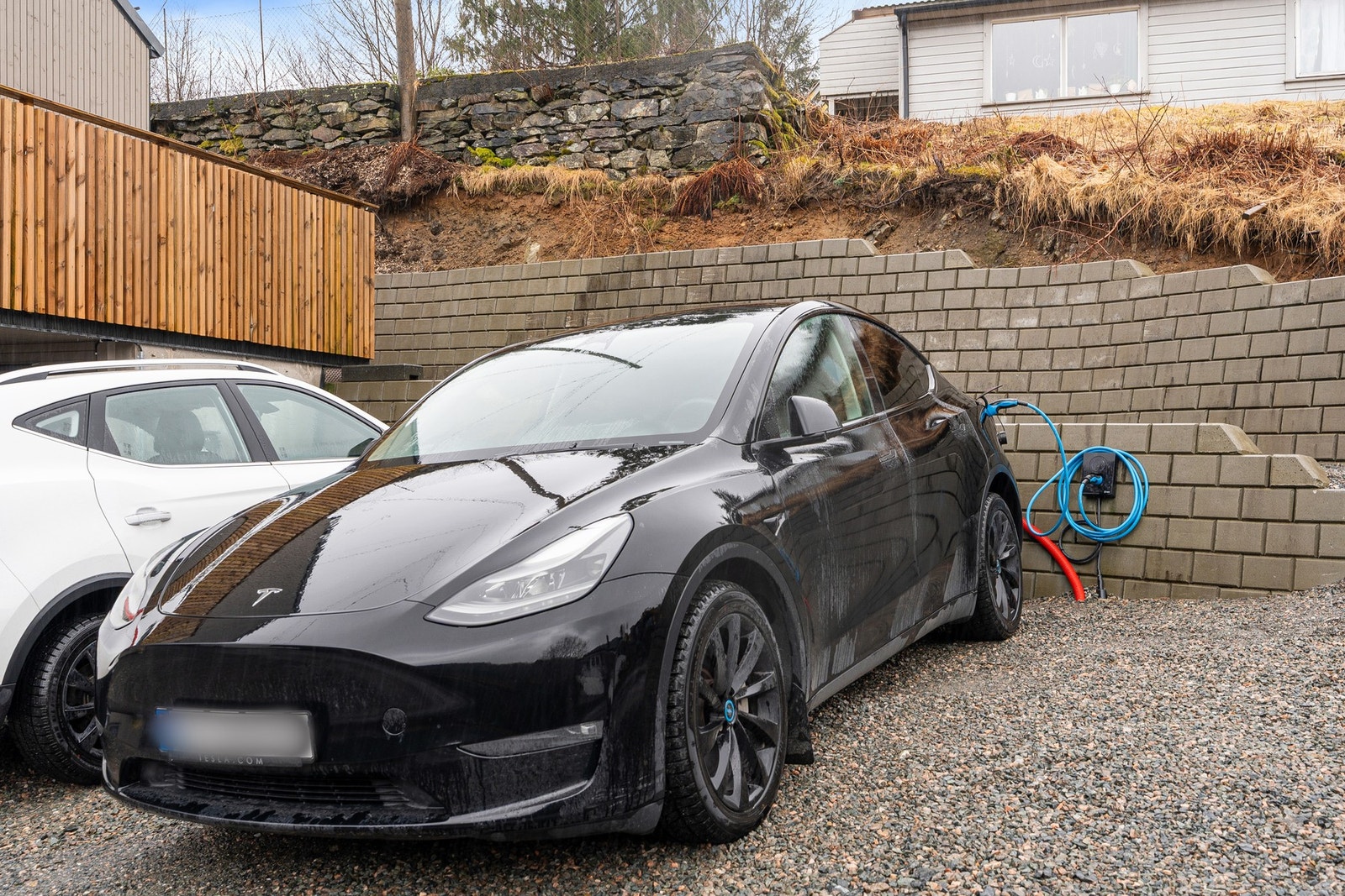 Boligen disponerer parkeringsplassen til høyre. Her har selger fått montert elbillader i 2025. Galleribilde