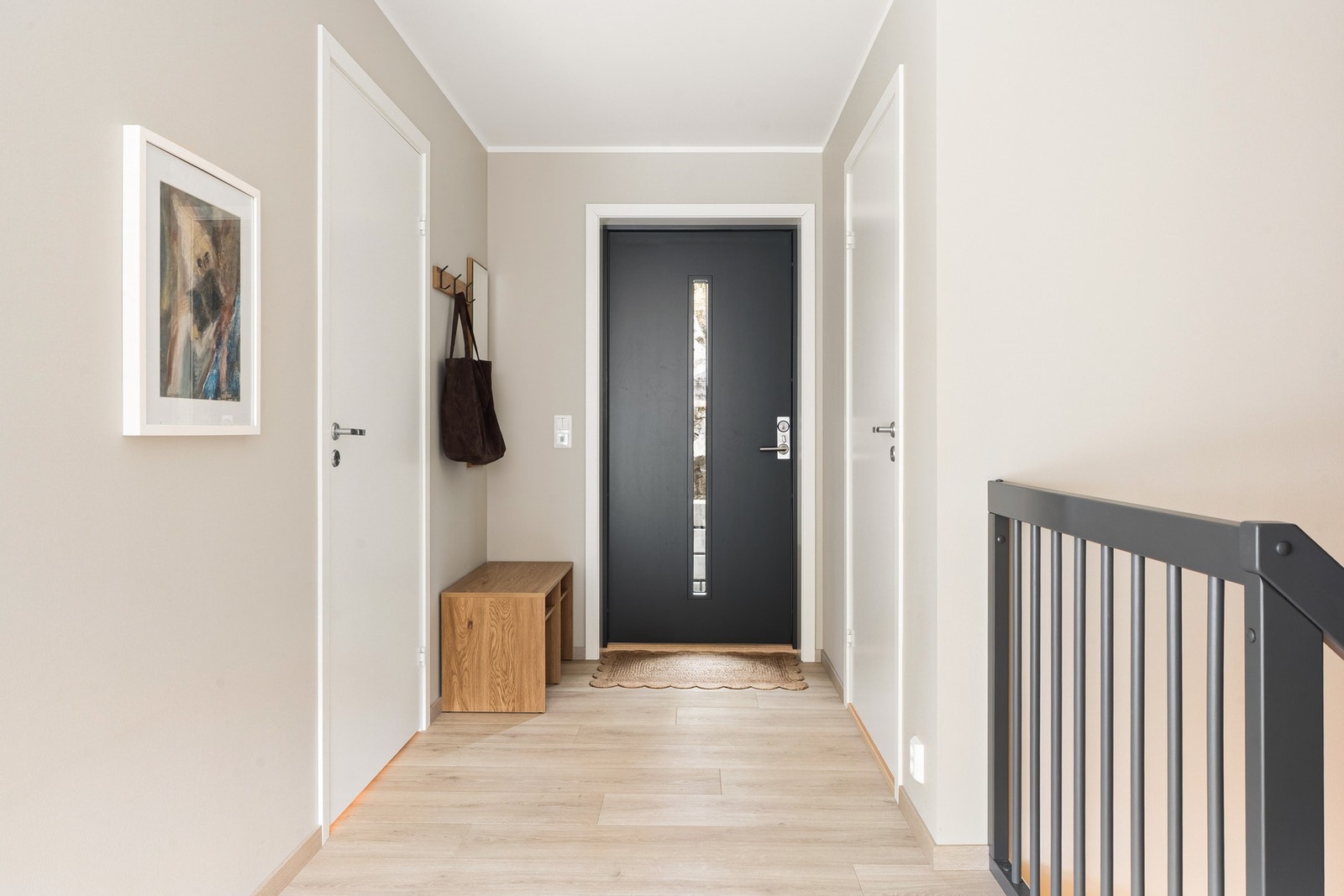 Velkommen inn! Vi starter i entréen med god plass til å henge fra seg yttertøy. Til venstre har du en separat garderobe på 4 kvm med rikelig plass til videre oppbevaring.. Galleribilde