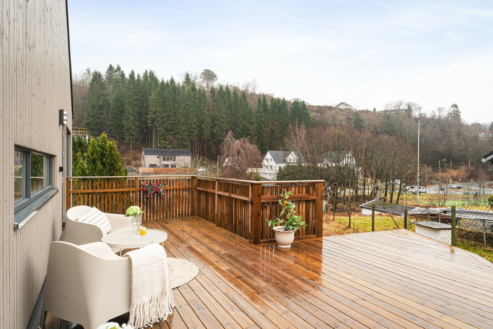 En helt ny bolig i et veletablert og barnevennlig område med umiddelbar nærhet til fritidsaktiviteter og skole. Her ser man bort på kunstgressbanen fra terrassen. Galleribilde