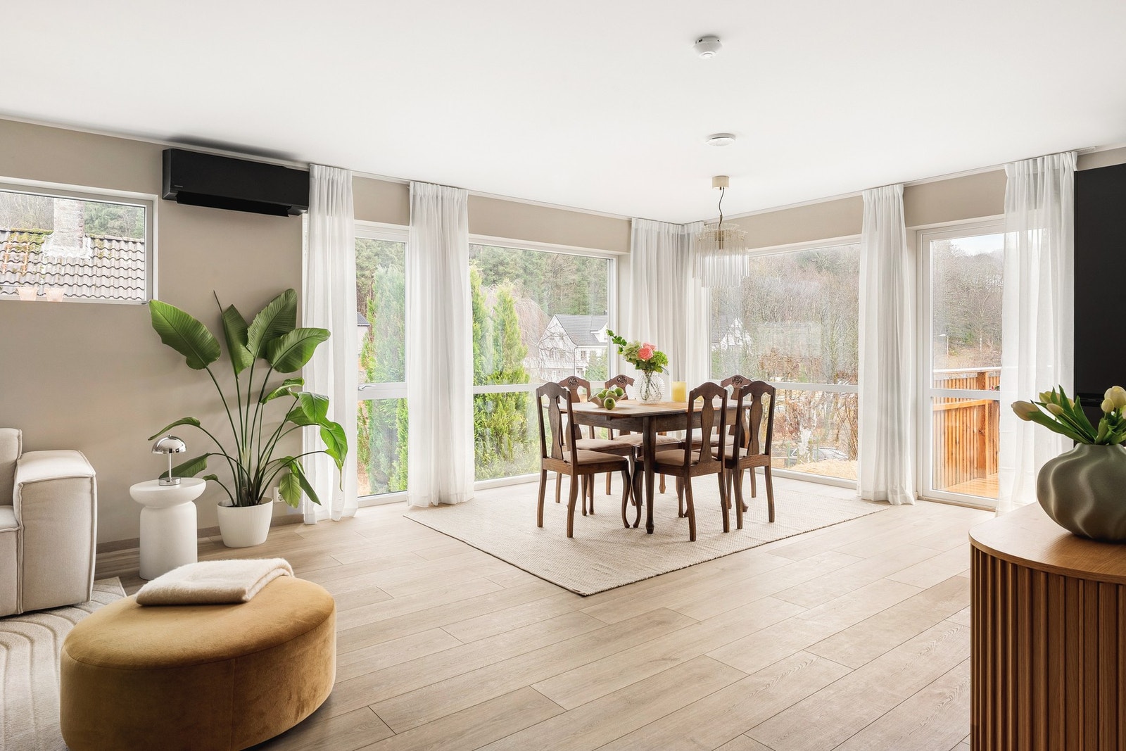 Kjempegod plass til en solid spisegruppe om man ønsker det. Fra stuen er det utgang til boligens uteplass. Galleribilde