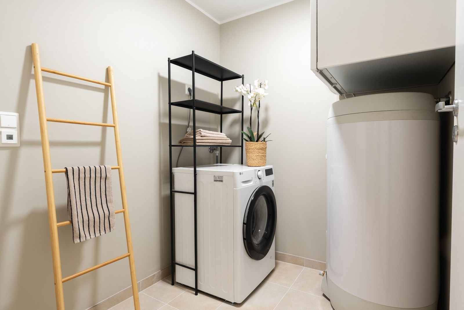 Vaskerommet måler 3,3 kvm og har opplegg for vaskemaskin, ventilasjonsaggregat og varmtvannstank. Til tross for dette oppleves rommet som luftig og med god plass til mer oppbevaring. Galleribilde