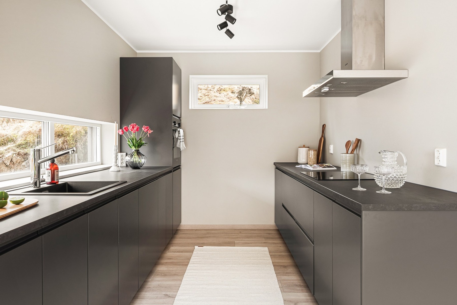 Flotte hvitevarer fra Siemens og rikelig med oppbevaring- og arbeidsplass! Galleribilde