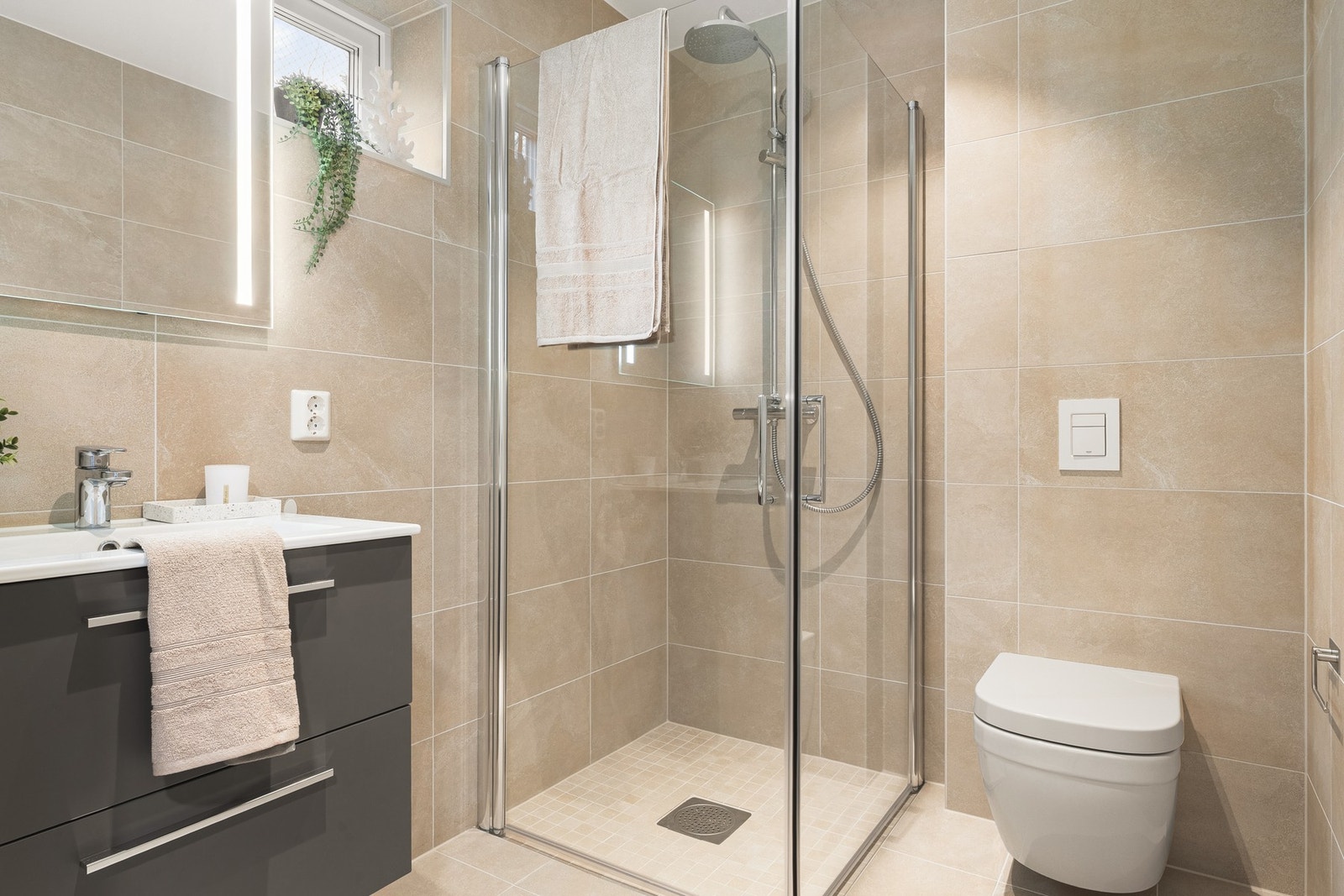 Ved entrén ligger badet i 1. etasje. Her er det varmekabler i gulvet, spotter i tak, og balansert ventilasjon. Galleribilde