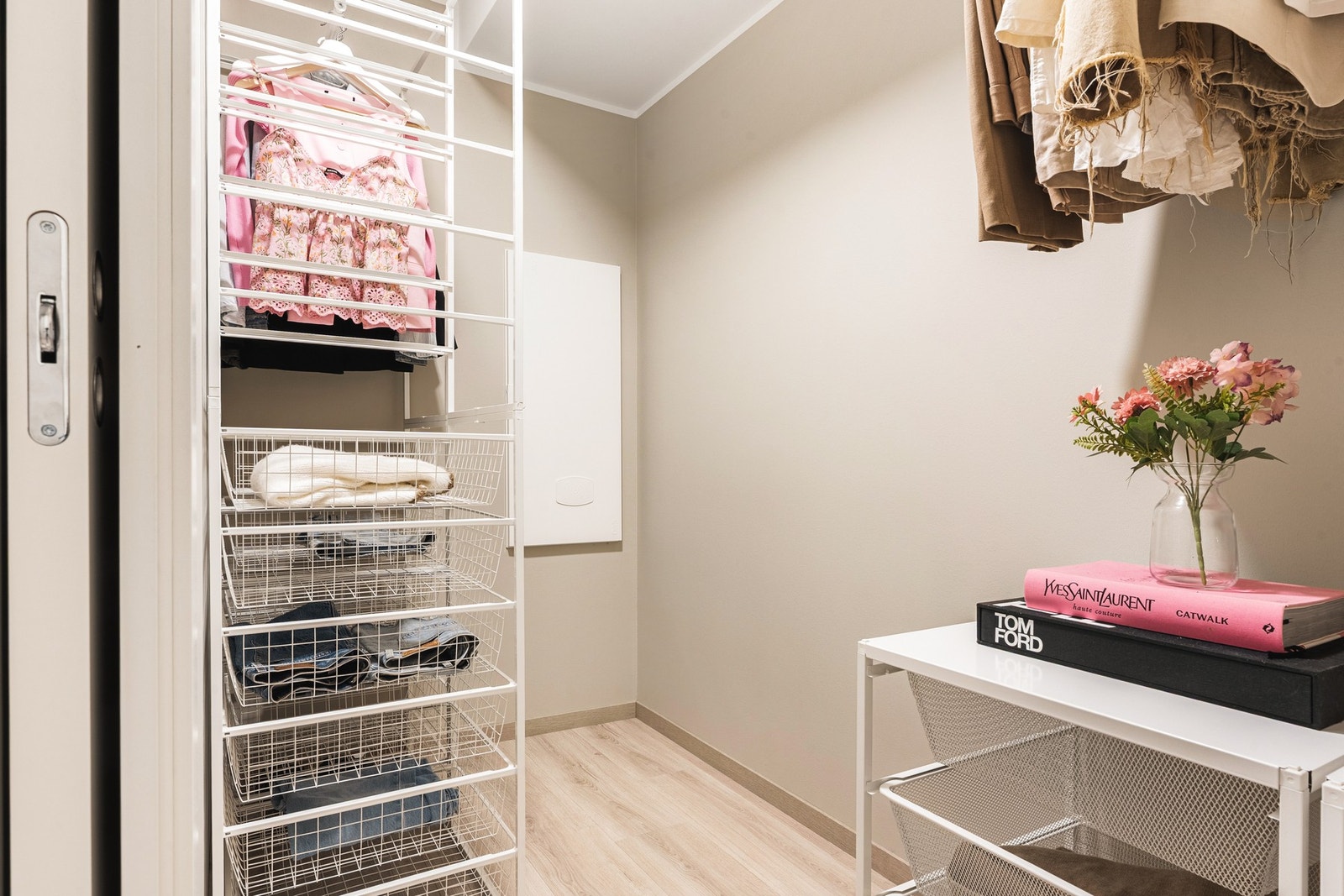 Her får du enda en garderobe på 3,3 kvm med ekstra oppbevaringsplass. Garderoben fungerer også som teknisk rom Galleribilde