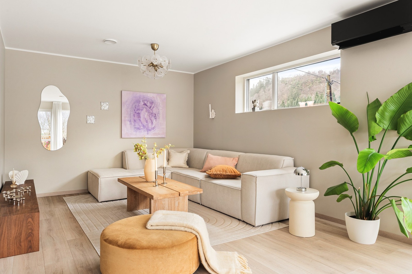 Boligen er malt i nøytrale og tidsriktige farger som gjør det enkelt å "bo seg inn" om man ønsker å friske opp med nye farger senere. Galleribilde