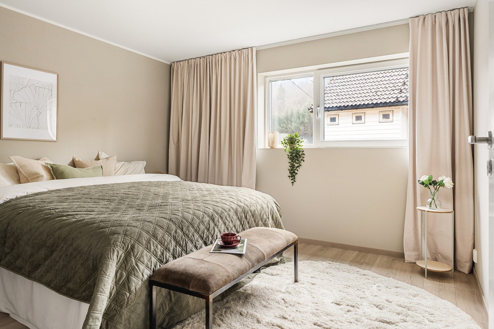 Soverom 1 måler 12,3 kvm og har god plass til garderobe, dobbeltseng og annen ønsket møblering. Galleribilde