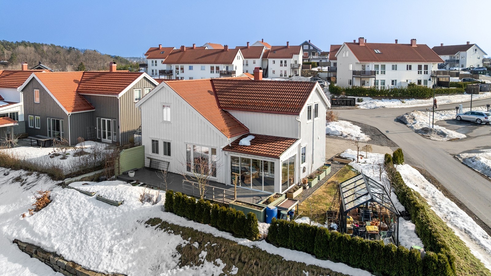 Tomten er nordvestvendt, pent opparbeidet og skjermet med begrenset innsyn. Galleribilde