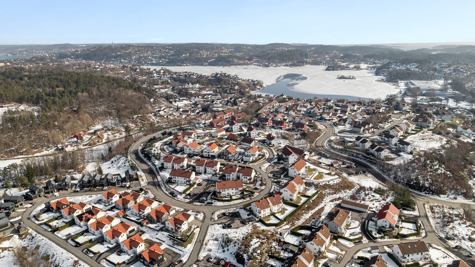 Påkjørsel til E-18 ligger kun få minutter unna samt Arendal sentrum kun er en vel 5 minutter kjøretur unna. Galleribilde