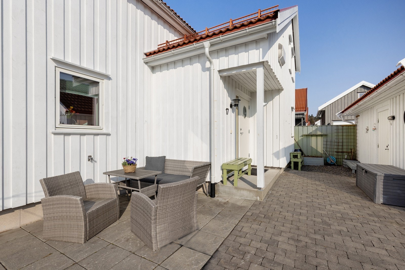 Hyggelig inngangsparti med platting. Galleribilde