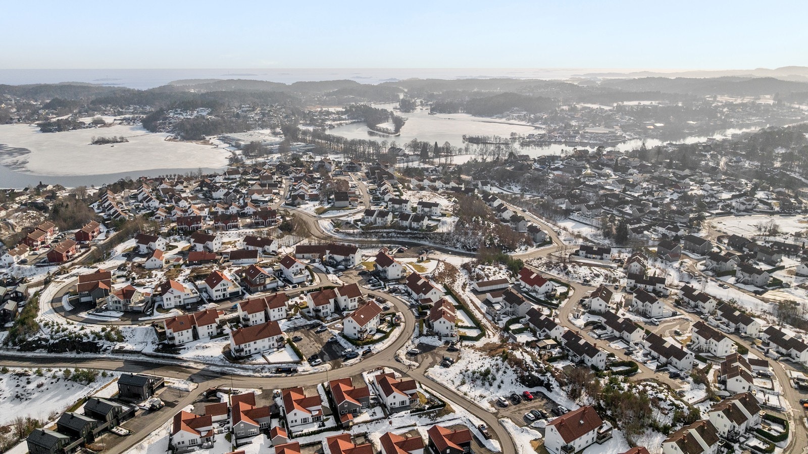 Fra Nidelvåsen er det kort gangavstand til bydelssenter med dagligvareforretning, kafè, apotek og frisør. Flotte turløyper i Åsbieskogen, Brattåsen og Vrengen med tilgang til Nidelva og sjøen. Galleribilde