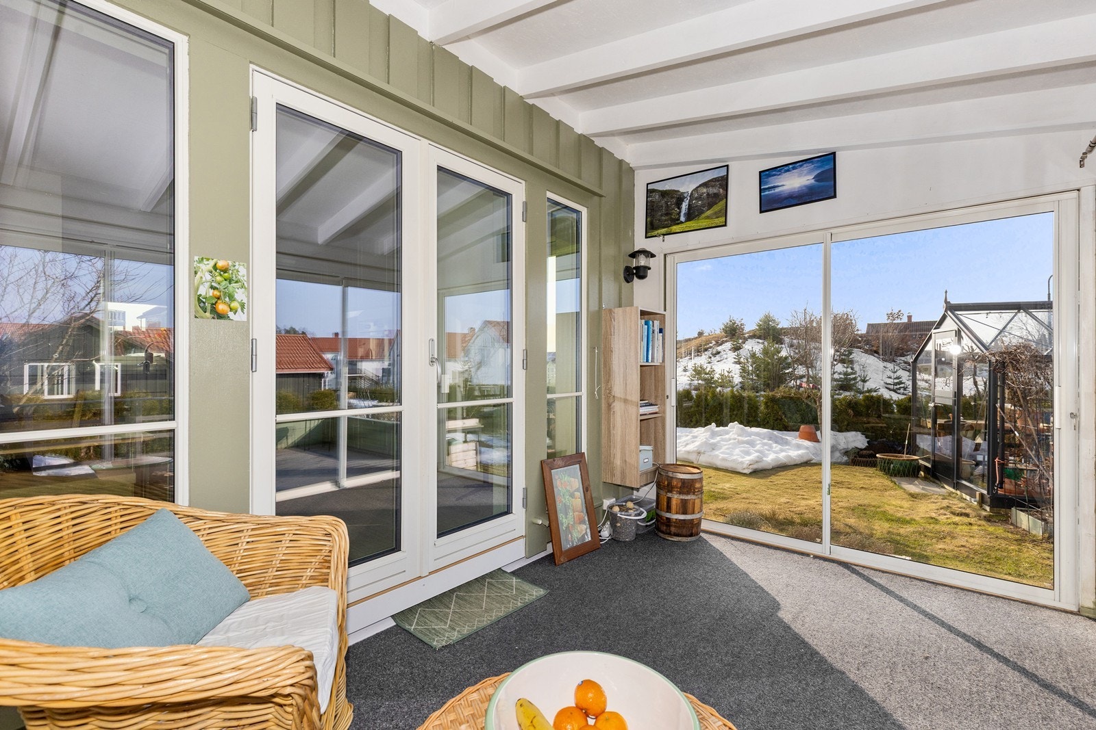 Hyggelig sommerstue med skyvedører til hage og terrasse. Galleribilde