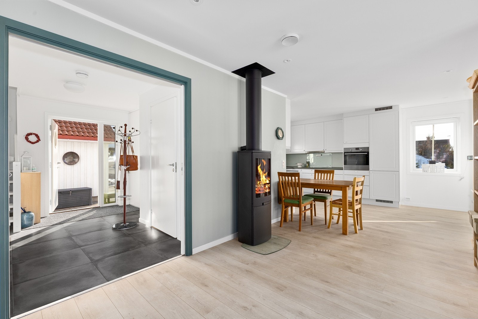 Innvendig er det gjennomgående bruk av laminatgulv av god kvalitet, malte vegg- og takflater med gjennomgående bruk av lyse og nøytrale farger. Galleribilde