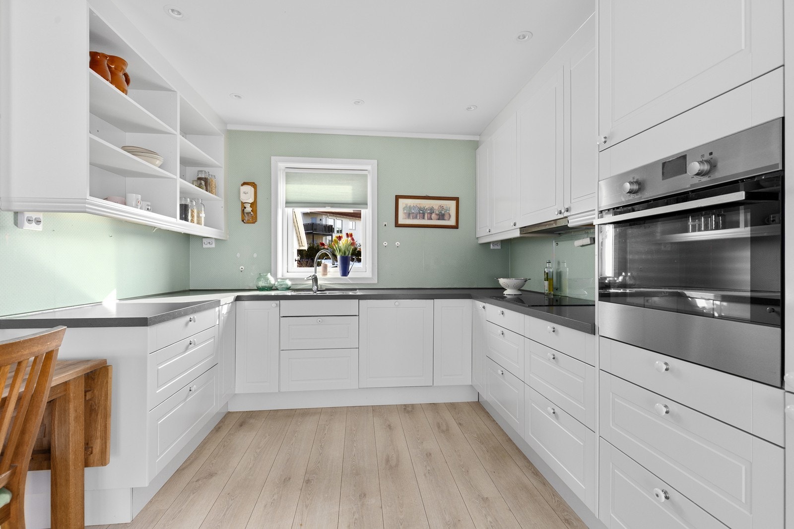 Kjøkkenet er gjennomgående og har mye naturlig lys. Galleribilde