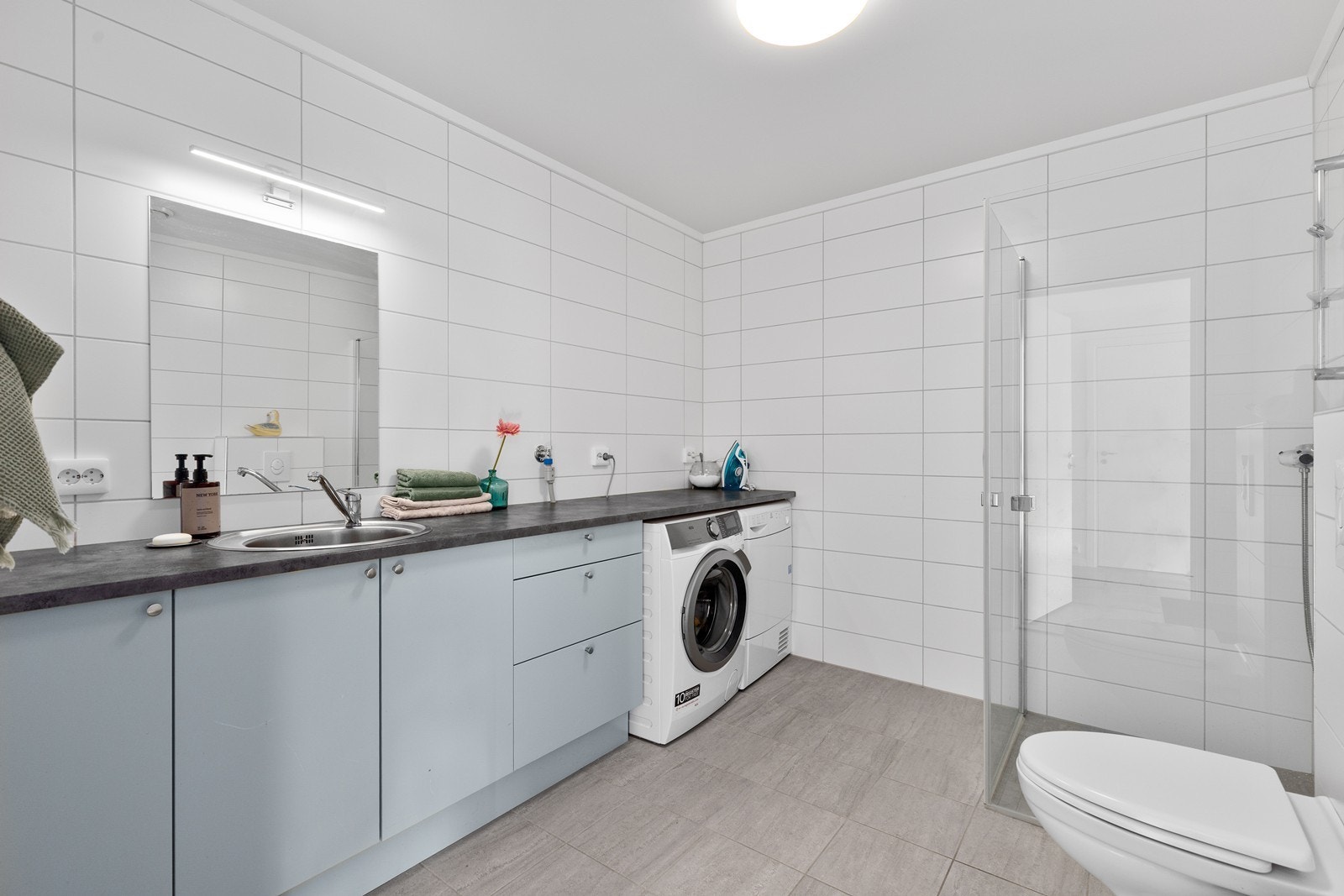 Kombinert bad- / vaskerom på hovedplan. Galleribilde