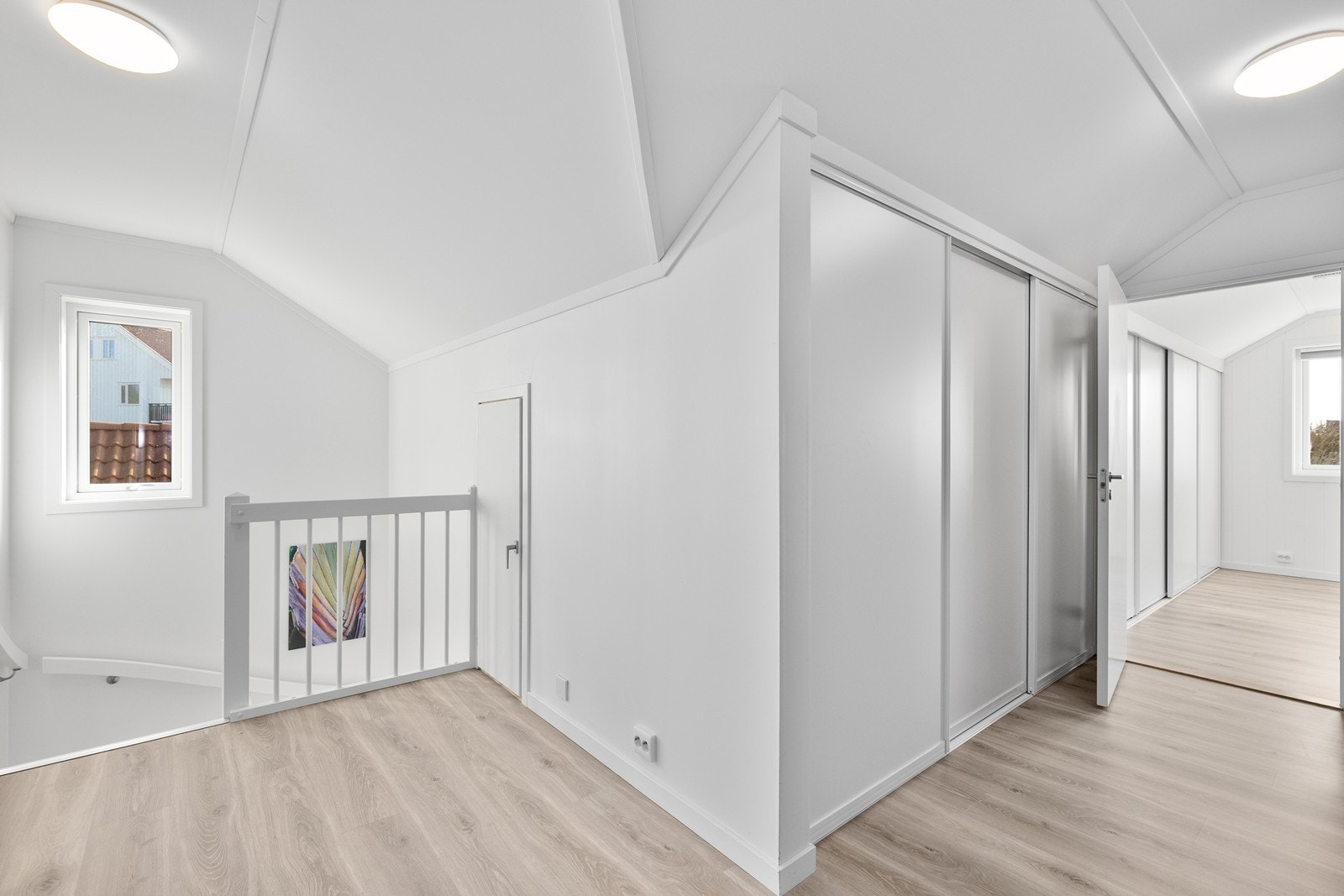Gang i loftsetasje med god garderobeplass. Galleribilde