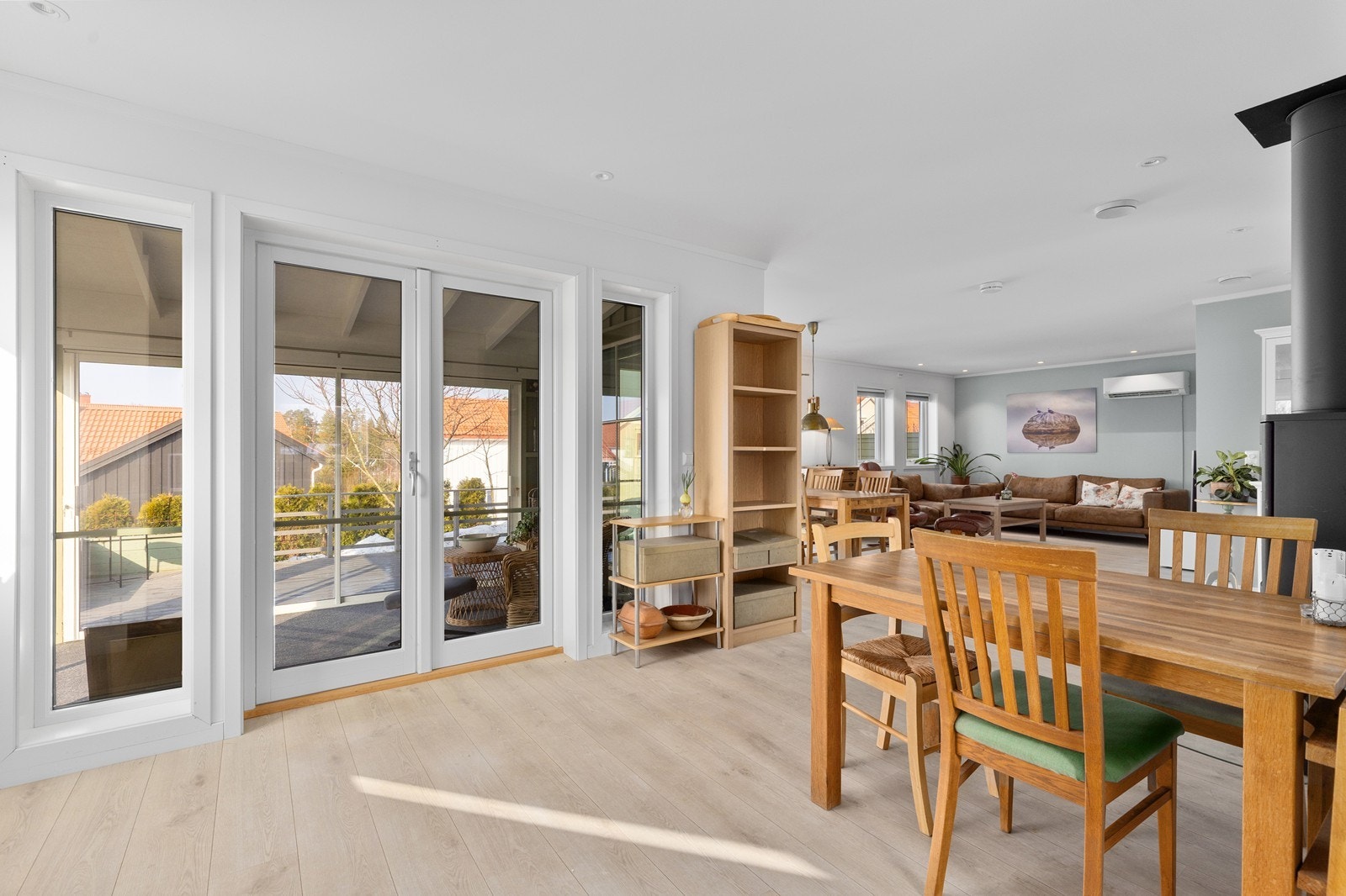 Boligens hovedetasje har en åpen og luftig planløsning med romslig hall, stort bad/vaskerom, kontor og en gjennomgående stue med kjøkkenløsning, utgang til sommerstue og hage samt store vindusflater. Galleribilde