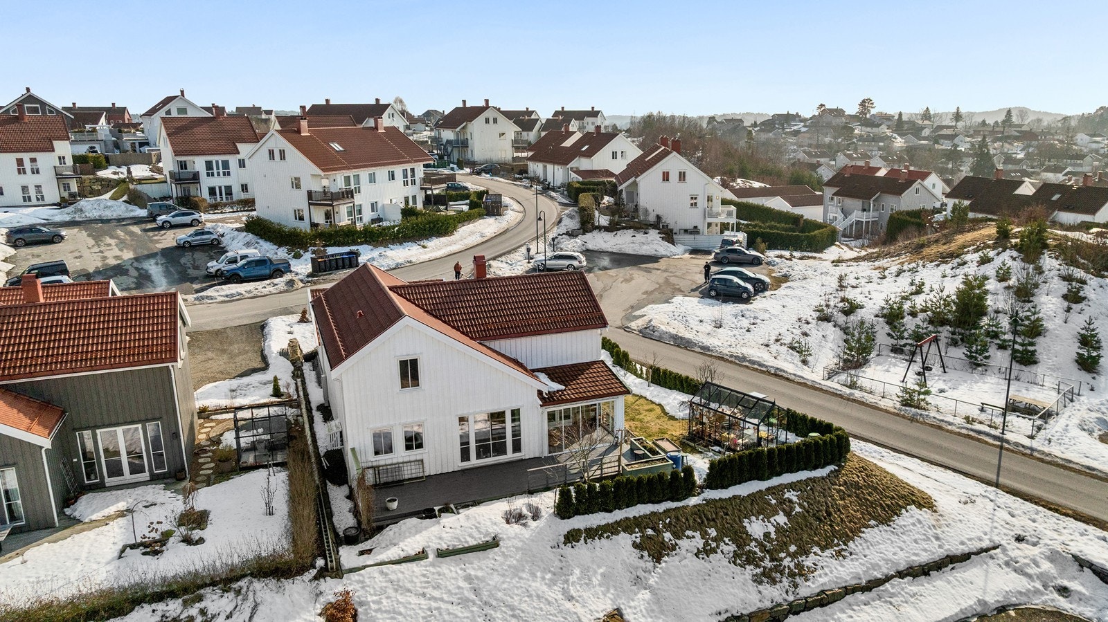 Meget solrik beliggenhet med lune uteplasser mot alle solretninger samt friområde mot vest med lekeplass og naturtomt. Galleribilde